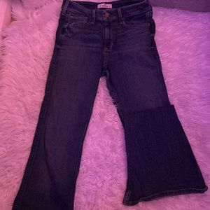 Trendy boot cut jeans with amazing pocket detail on the booty. Size W 28/ L 33